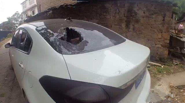 父子俩因琐事起纠纷 儿子一怒之下砸了父亲爱车