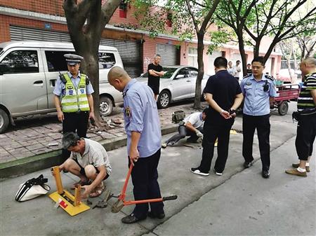 为占停车位 居民竟私设地锁