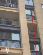 7岁男孩意外坠楼 还好有惊无险