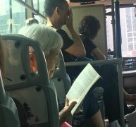 重庆公交上现“学霸”老太