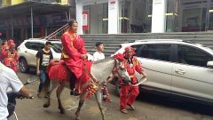 重庆惊现传统婚礼 场面好不热闹