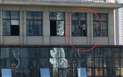 女子站在离地5层楼高的窗台边 徒手擦玻璃
