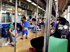 两男孩在2号线车厢里大小便 家长忙不停