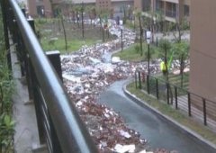 建筑垃圾占据小区道路 数百米场面“壮观”