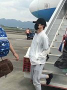 薛之谦今天到重庆  网友：穿这么多不怕热？