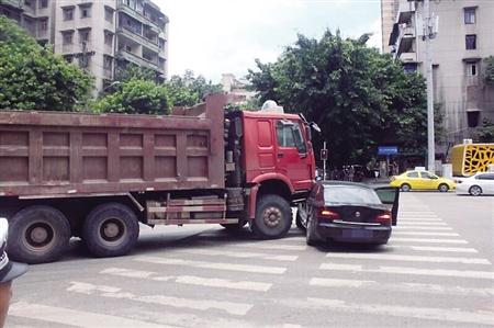 大货车盲区撞上小轿车 推行五六米远无人受伤