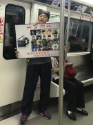 重庆男子“共享微笑” 向陌生人传递最美的微笑