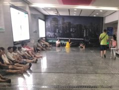 热化了！阿姨叔叔轻轨通道里避暑