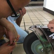 男子酒后与朋友开玩笑 手指被钢圈“咬”住