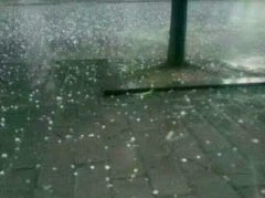 重庆三伏天里6毫米冰雹夹杂暴雨落下