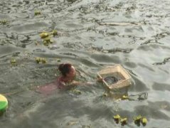 娃娃鱼江边“中暑” 重庆夫妻收养后放生