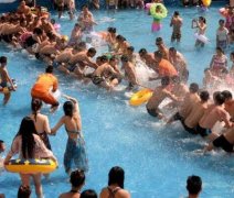 重庆各大游泳池“下饺子” 市民在水中玩拔河