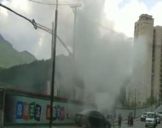 重庆巫溪一轿车发生自燃  现场冒着浓烟