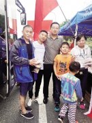 落石不断砸中前后车辆 重庆导游带领53名游客避险