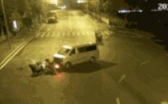 深夜两车相撞 摩托车乘坐人未带头盔受重伤