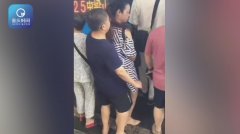 眼镜男公交车站贴身蹭顶年轻女子 得手后若无其事地离开