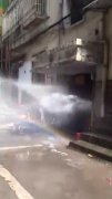 居民楼水管爆裂 大量喷水意外现彩虹
