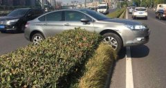 重庆一轿车随意变道  “飞”上隔离带