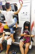 小男孩车厢内表演“体操” 乘客很无奈