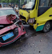 客车“吻上”小轿车   两车撞得面目全非