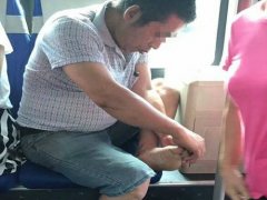 公交车又现抠脚大叔 脚臭让人难以忍受