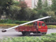 三轮车拖着“尾巴”立着“天线” 在公路上狂奔