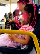 乘客为抱孩子老人让座 有座老太竟让孩子抢座