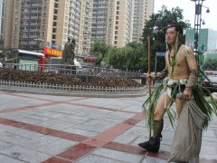 街头现“野人”征婚 行为高调引围观