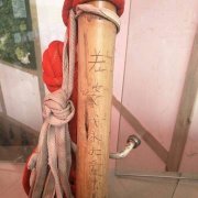 重庆这位棒棒太特别 他将爱情雕刻在扁担上