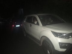 女子深夜回家 在家附近的坡路上发现了件危险事