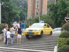 重庆最坑的路：一个月5辆车开下梯坎 导航说怪我咯