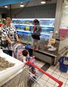 熊孩子爬上超市的鱼缸玩耍 家长哪去了