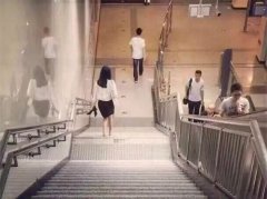 重庆美女手提高跟鞋赶末班车 脚后跟被磨出水泡让人心疼