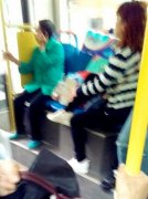 车里站着老人孩童 女子竟让洗衣粉纸卷占了个座