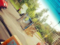 货车转弯意外侧翻沙石飞撒一地 司机都懵了