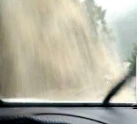 巫溪暴雨 公路上山洪倾泻似瀑布