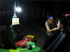 重庆现“深夜理发摊”   一次仅需5元