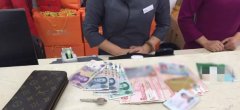 正能量！ 营业员拾金不昧捡钱包物归原主