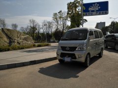 面包车车牌被纸遮挡 还压着块石头