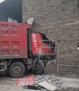 <b>大货车夜“闯”民宅  半个车头径直撞进墙里</b>