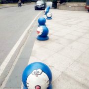 小区隔离墩画成了叮当猫   路人：太有才