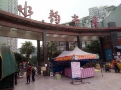 小区大门变“商场” 商家搭棚摆摊居民很恼怒