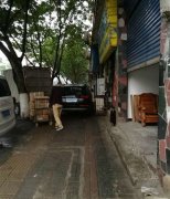 汽车开上人行道停得密密麻麻 行人被逼走机动车道