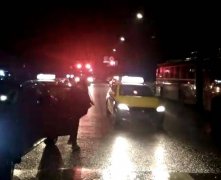 居民楼深夜起火 3辆摩托车被烧只剩骨架