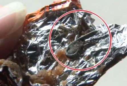 张女士赶紧吐出来一看,是一个铁钉状的黑色异物。黑色铁质异物盘成一圈,中间裹着牛肉粒,一头较为锐利。