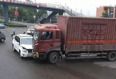 老板催货大货车一路狂奔 撞上越野车要赔1.8万