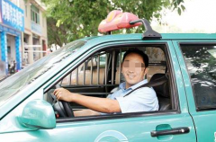 粗心乘客丢资料 好心的哥忙送还