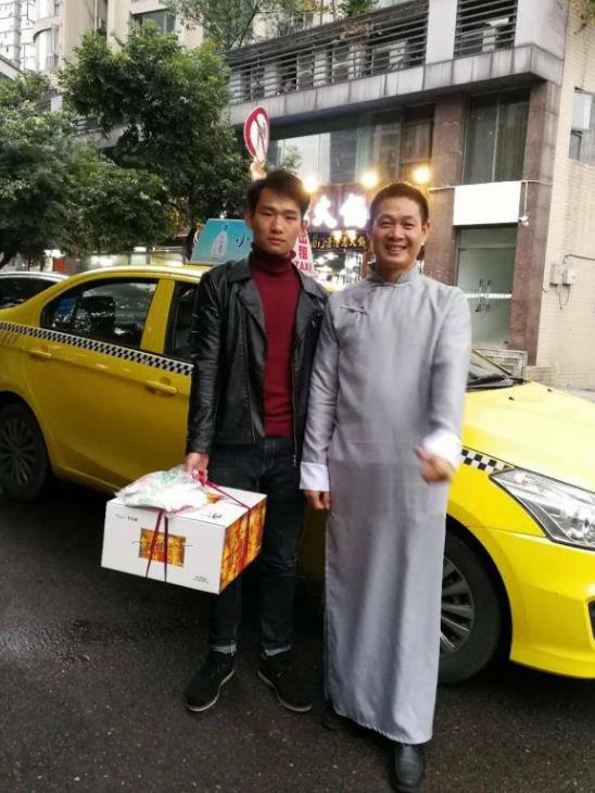 当天,这种奇怪装扮的出租车司机还不少,从武汉过来旅游的赵先生在街边也拦到了这样一辆。司机一身长马褂,从车里走下来,也让赵先生愣住了。“重庆出租车太好玩儿……”他忍不住请求和司机一起合了影。