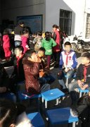 皮卡车开进学校卖零食  学生围抢家长忧