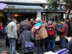 鱼老板捕到十余斤重娃娃鱼  主动交给渔政